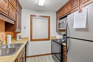 Shipwatch I 224A Kitchen