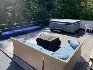 Out door roof top w hot tub and seating w BBq and fire pit