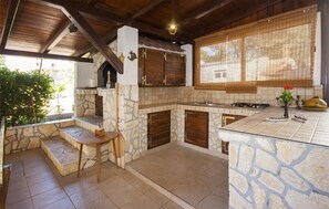 Outdoor kitchen
