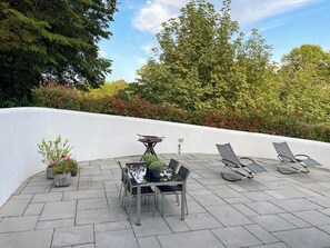 Sitting-out-area | The Lodge at The Lake House, Plaistow