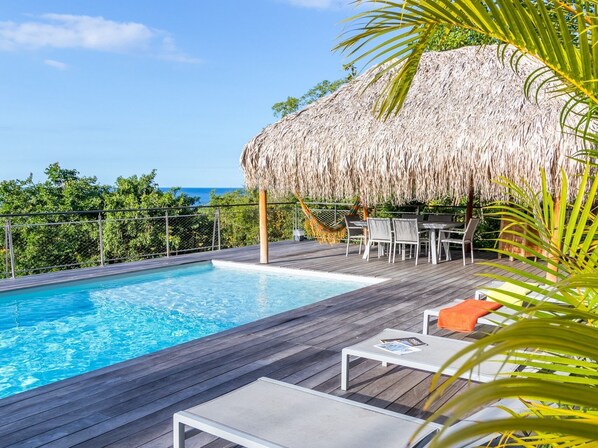 La piscine et sa terasse