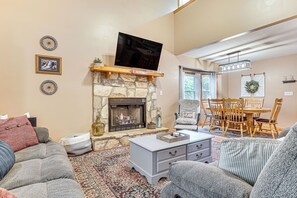 Living Room | Free WiFi | Central Air Conditioning