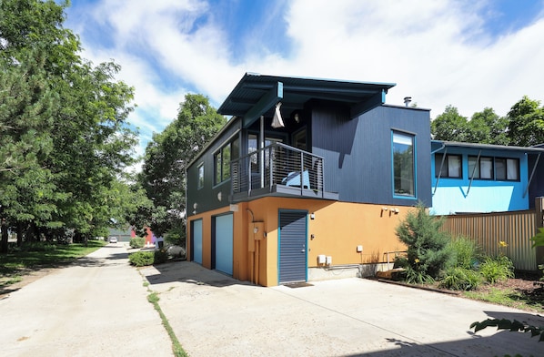 Exterior porch (inactive garage 9pm-8:30am)