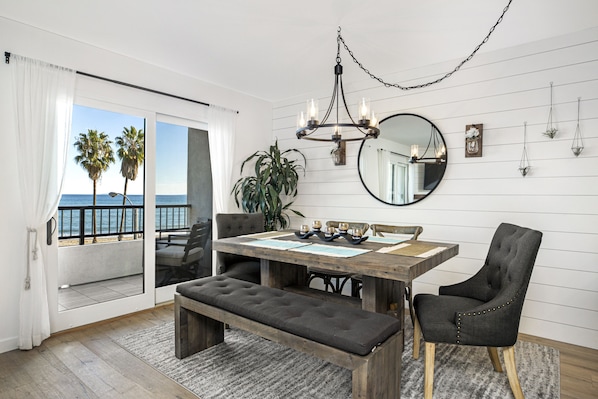 Perfect dining table with seating for 4 while taking in views of the Pacific and Leadbetter Beach