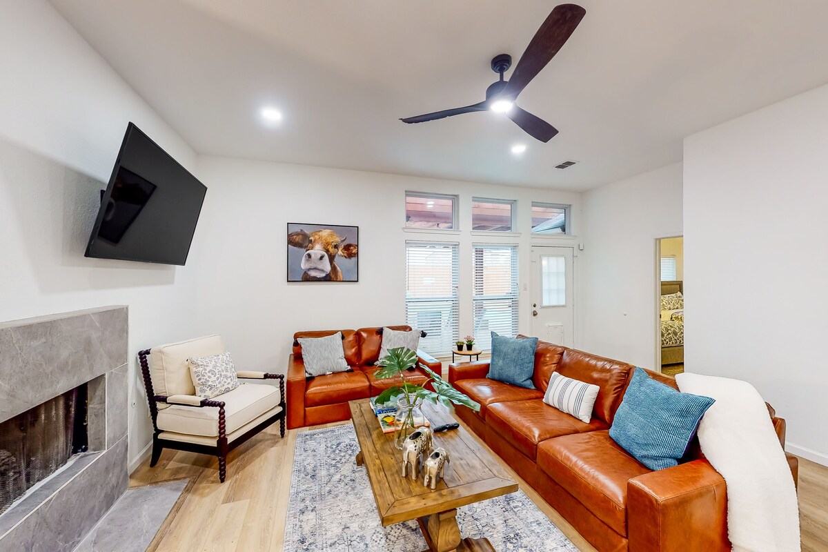 Dog-friendly brick home near golf with pool, central AC, & washer/dryer