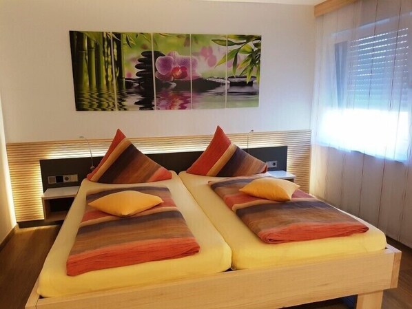 Dreibettzimmer mit Bad oder Dusche und WC-Schlafzimmer