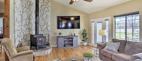 Cottonwood Vacation Rental | 3BR | 2BA | 2,500 Sq Ft | 1 Step to Access