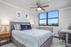 New beautiful queen bed with electronically adjusting work desk and great views of the bay!