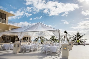 Dining area w/ beach views!