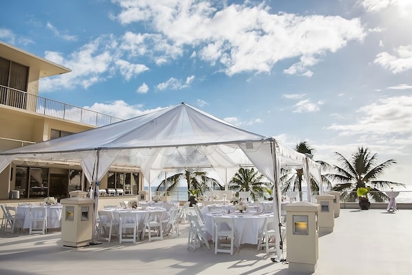 Dining area w/ beach views!