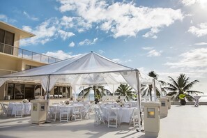 Dining area w/ beach views!