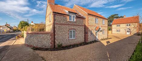 Thistledown: Thistledown perfectly positioned in the village of Thornham