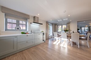 Bluebell Cottage, Thornham: Open-plan kitchen/dining room