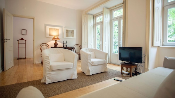 "Great location. Supermarket, restaurants, public transport and everything you need The apartment ver clean and with a lot of extra Nice location, parking easy Se will come back again"