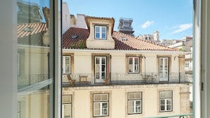 A charming Lisbon view framed by classic architecture and blue skies.
#Portugal #Lisbon #AndoLiving #cityscape #architecture