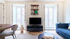 Sophisticated interiors with natural light and timeless decor.
#Portugal #Lisbon #AndoLiving #architecture #homedecor