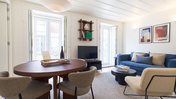 A bright and stylish living space, where modern design meets historic charm.
#Portugal #Lisbon #AndoLiving #design #luxury