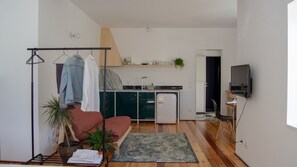 Overview to the living and kitchenette #porto #airbnb #lovelystay