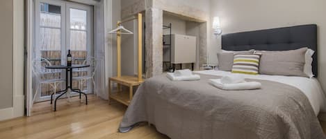 A charming and modern apartment, with a cozy suite and a comfy double size bed #charming #modern #cozy #lisbon #portugal