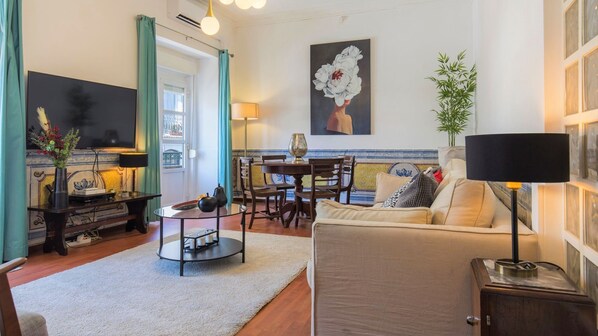 Large spacious living room with AC and balcony
#comfort #portugal #pt #lisbon