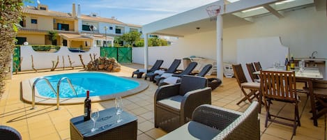 Common patio area with pool access #algarve #airbnb #relax