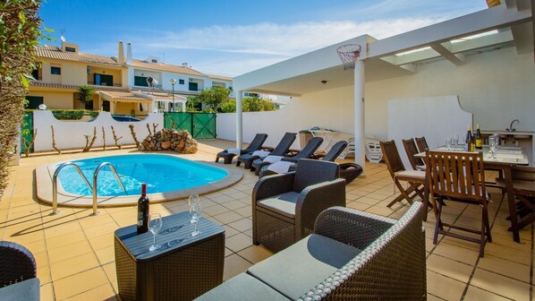 Common patio area with pool access #algarve #airbnb #relax