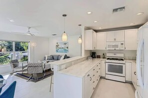 07 Kitchen.jpg
