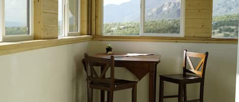 Top Level 
Dining Nook/Sun Room.
Panoramic View of the Mountains and Valley.