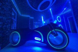 In this familiar light cycle-inspired bedroom, guests will find 2 bunk beds with twin-sized beds. A replica bike from this popular movie can be found within the bedroom, along with a laser and light show that is activated by a secret touchpoint. This bedroom comes with a 24-inch SMART TV within each bunk and has two en-suite bathrooms.