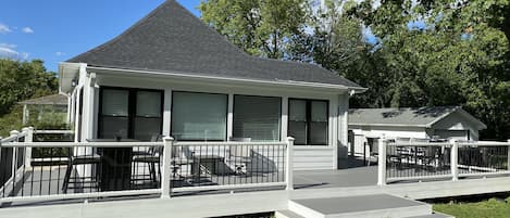 Fully Renovated House Sleeps 8. Wrap around Trex Deck with dining table & Bar