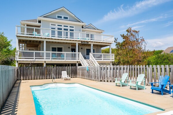 Perfect setup to hang by the pool and relax