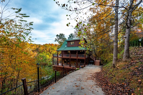 Easy Drive in Level Short Driveway Overlooking The Great Smokey Mountains