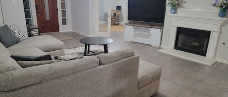 Living room - Smart TV - Fireplace