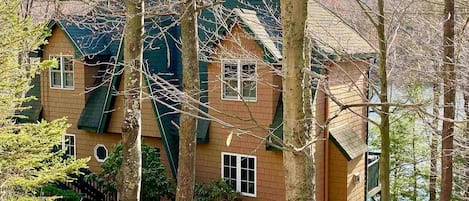 Waterfront cabin on Chalk Pond with private pond access.