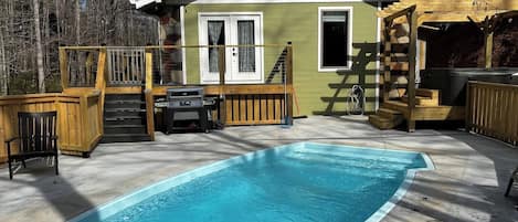 Dive into relaxation in our private pool, a refreshing oasis in the heart of Gatlinburg’s scenic beauty.
