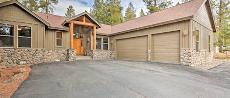 Sunriver Vacation Rental | 5BR | 3.5BA | Steps Required for Access | 2,300 Sq Ft