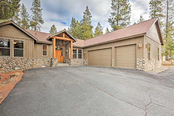 Sunriver Vacation Rental | 5BR | 3.5BA | Steps Required for Access | 2,300 Sq Ft