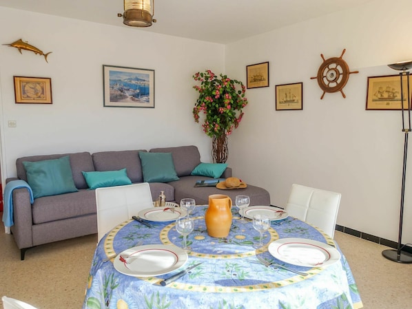 Tabelle, Bilderrahmen, Eigentum, Möbel, Azurblau, Blau, Couch, Textil, Interior Design, Blumentopf