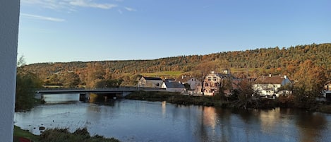 Ferien an der Altmühl. Endlich! fluss.endlich-Ausblick