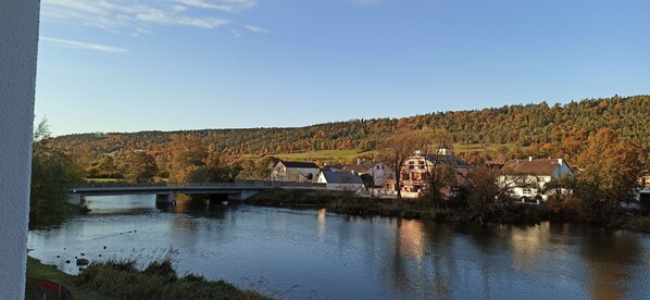 Ferien an der Altmühl. Endlich! fluss.endlich-Ausblick