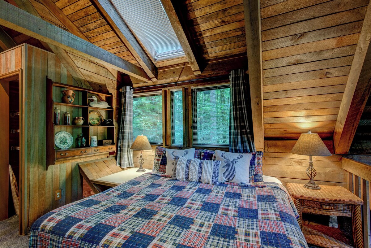 The Dog House – Romantic, Hot Tub, Creekside, Firepit Perfect couples getaway!