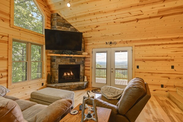 Murphy Vacation Rental | 2BR | 3.5BA | Stairs Required | 3,000 Sq Ft