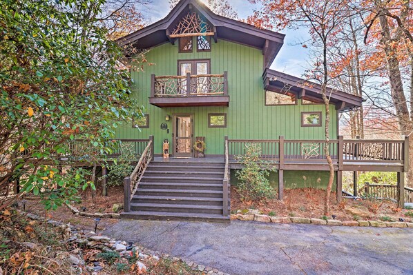 Sapphire Vacation Rental | 5BR | 3BA | 3,200 Sq Ft | Stairs Required