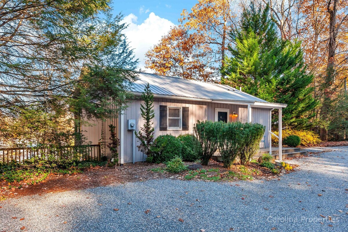 The Cottage at Grey Logs Cove – Lake Lure, Kayaks!