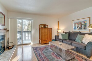 Living Room | Smart TV | Fireplace
