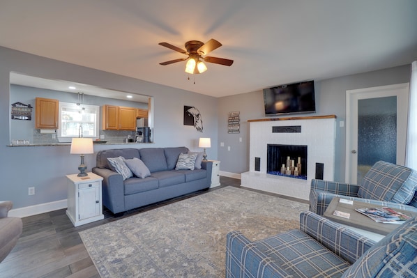 Golden Vacation Rental | 2BR | 2BA | 2 Steps Required | 1,155 Sq Ft