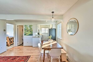 Dining Area | 950 Sq Ft