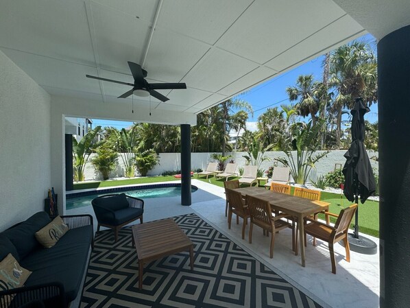 New Poolside Lounge, Dining Area
