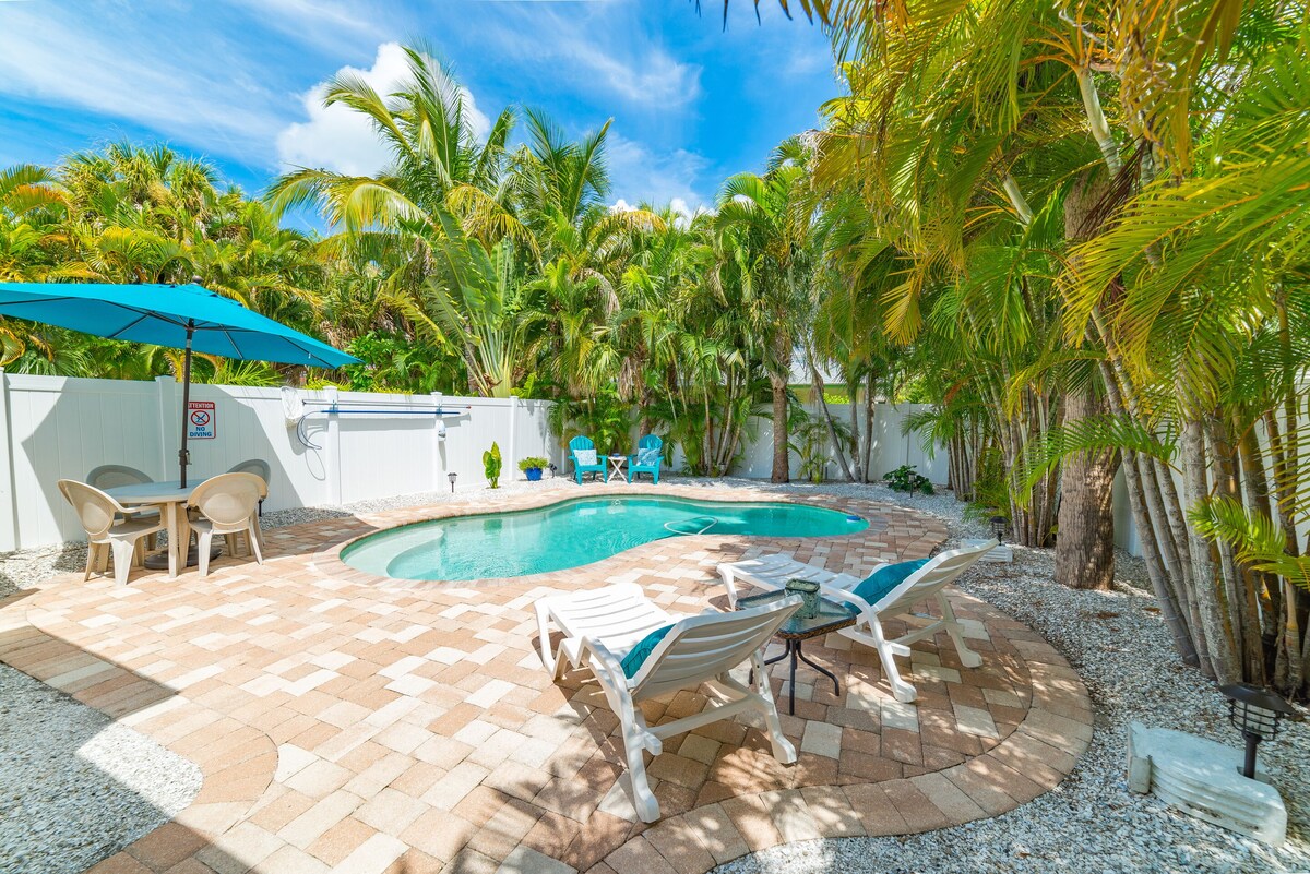 Home with Private Backyard and Heated Pool – Gulf Breeze Villa B
