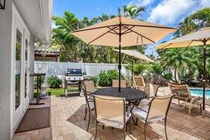 Outdoor Dining Area, Outdoor Grill